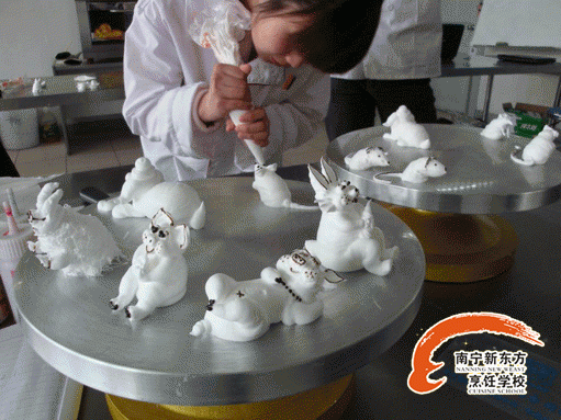 南宁新东方烹饪学校学裱花